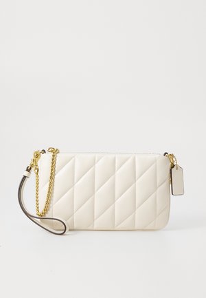 Crèmekleurige gewatteerde leren clutch met een gouden kettinghengsel en een label. Heeft een ritsluiting en een rechthoekige vorm.