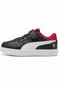 Juodos odinės sportinės bateliai su raudonais akcentais, balta juostele ir lipduku. Oda turi tekstūruotą pado paviršių ir mažą geltoną logotipą ant kulno.