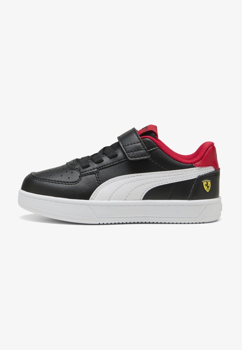 Sneaker in pelle nera con accenti rossi, striscia bianca e cinturino con chiusura a velcro. Presenta una suola testurizzata e un piccolo logo giallo sul tallone.