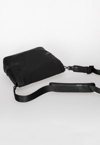 Borsa a tracolla nera caratterizzata da un design elegante, tessuto morbido, tracolla regolabile e dettagli in pelle a contrasto. Ideale per l'uso quotidiano.