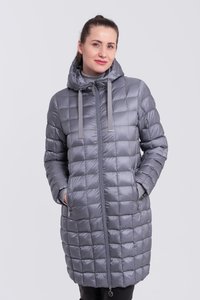 Abrigo acolchado gris con capucha, cierre frontal y bolsillos laterales. Presenta una textura suave y brillante con acentos de cordón en contraste.