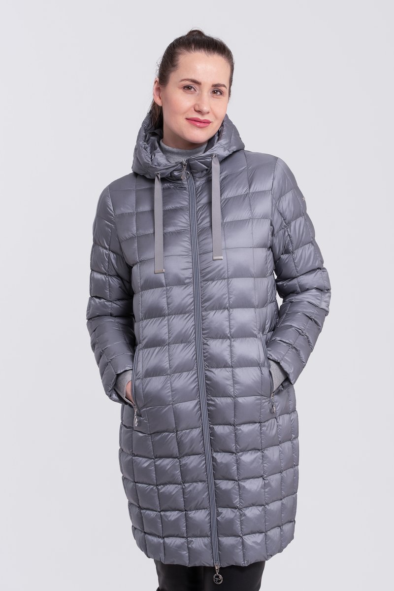 Abrigo acolchado gris con capucha, cierre frontal y bolsillos laterales. Presenta una textura suave y brillante con acentos de cordón en contraste.
