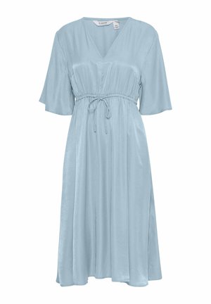 Lichtblauwe jurk van zachte, zijdezachte stof. Beschikt over een V-hals, korte, vloeiende mouwen, een elastische taille met trekkoord en een vloeiende rok.