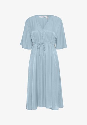 Lichtblauwe jurk van zachte, zijdezachte stof. Beschikt over een V-hals, korte, vloeiende mouwen, een elastische taille met trekkoord en een vloeiende rok.