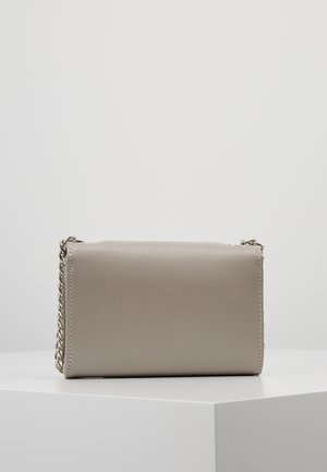 Jasnoszara prostokątna skórzana torebka leżąca na białej powierzchni, z srebrnym łańcuszkiem na tle jednolitym.