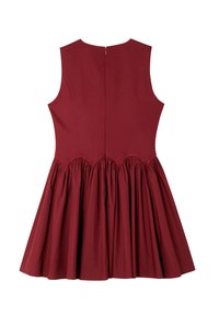 Robe sans manches bordeaux avec un corsage ajusté et une jupe évasée. Présente des détails froncés à la taille et une fermeture éclair dans le dos.