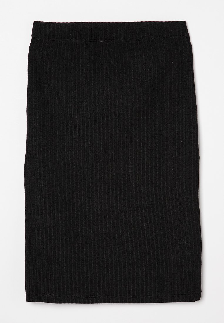 Schwarzer gerippter Bleistiftrock mit glatter Textur, der über einen dehnbaren Bund und eine figurbetonte Silhouette verfügt. Keine sichtbaren Verschlüsse oder Taschen.