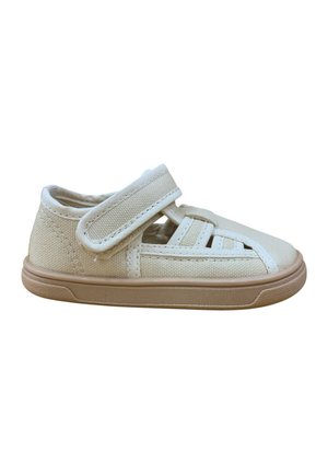 Sandalia beige para niño pequeño con parte superior de lona, correa de velcro ajustable, diseño de puntera cerrada y suela de goma.