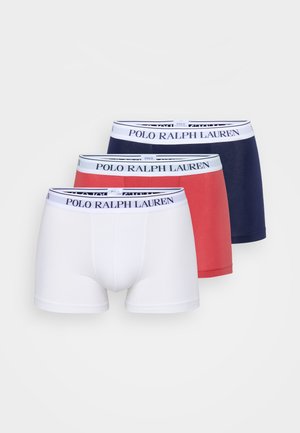 Tres pares de bóxer para hombre en blanco, rojo y azul marino. Cada uno presenta una cinturilla suave con el logo "POLO RALPH LAUREN". Textura de tela suave.