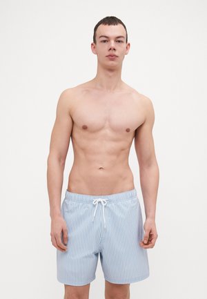 Pantaloni scurți de înot cu dungi în albastru deschis și alb, având un brâu elastic cu șnur și o croială lejeră. Fără modele sau accente suplimentare.