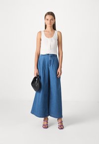 GAP GAP X DÔEN WIDE LEG JEAN - Pernera ancha - medium indigo