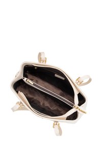 Borsa a mano in pelle bianca con accessori in tonalità oro. L'interno presenta un rivestimento scuro, una tasca con zip e due scomparti per una migliore organizzazione.