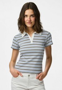 Svītrota polo krekls gaiši zils, tumši zils un brūns, ar baltu apkakli un īsām piedurknēm, izgatavots no ribota auduma.