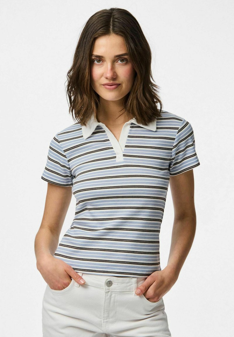 Svītrota polo krekls gaiši zils, tumši zils un brūns, ar baltu apkakli un īsām piedurknēm, izgatavots no ribota auduma.