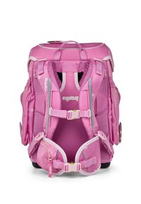 Zaino ergonomico rosa con spallacci imbottiti, accenti riflettenti, più compartimenti e motivi a stella su una superficie testurizzata.