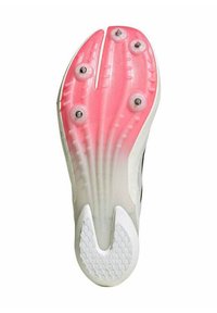 Witte en roze hardloopschoen zool met een gestructureerd oppervlak, voorzien van zes metalen spikes en een opvallende hak voor grip en stabiliteit.