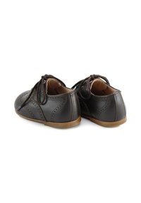 Zapatos de cuero marrón con un acabado suave, que cuentan con costuras decorativas, punteras redondeadas y cordones marrones, montados sobre una suela de goma beige.