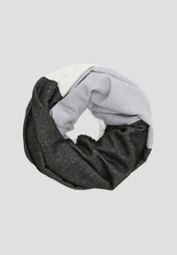 Infinity sjaal met een mix van zwarte, grijze en witte materialen, met een zachte textuur en subtiele sparkle, wat een gelaagd uiterlijk creëert.