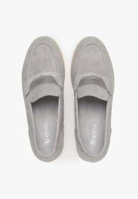 Szare zamszowe buty wsuwane z siateczkowym paskiem na górze, okrągłym noskiem i jasną podeszwą. Gładka tekstura z minimalistycznym wzornictwem.