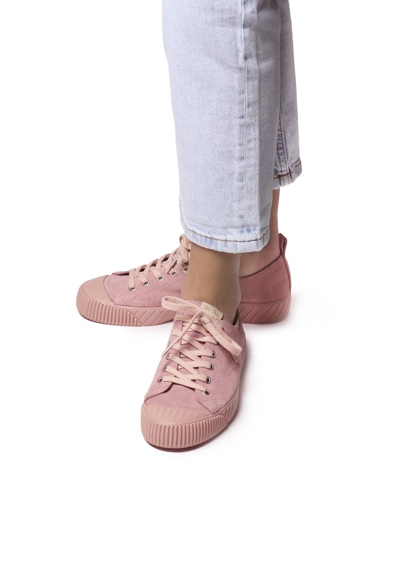 Rosa mockaskor med gummisula, rund tå och ton-i-ton snörning. Har en texturerad yttersula och mjuka överdelar. Bärs tillsammans med ljus denim.