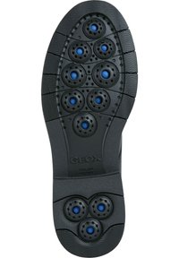 Suola della scarpa Geox in gomma nera, con fori d'aria e dettagli blu, motivo della suola texturato e logo con dettagli di brevetto.
