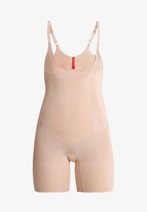 Body nude sculptant avec bretelles ajustables, texture lisse et longueur mi-cuisse. Dispose d'une étiquette rouge à la marque au niveau du col.