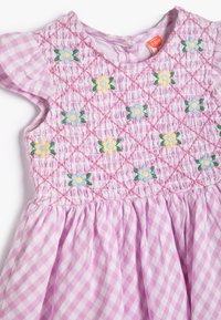 Różowa bawełniana sukienka z marszczonym stanikiem z haftem kwiatowym oraz spódnicą w kratkę w stylu gingham. Faldowane ramiona, lekką tkanina.