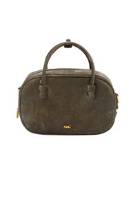 Oliivinvihreä kangaskäsilaukku, jossa on teksturoitu pinta, kaksoiskahvat ja kultainen metalliosuus. Pyöreä muoto, vetoketjukiinnitys ja logotunnus.