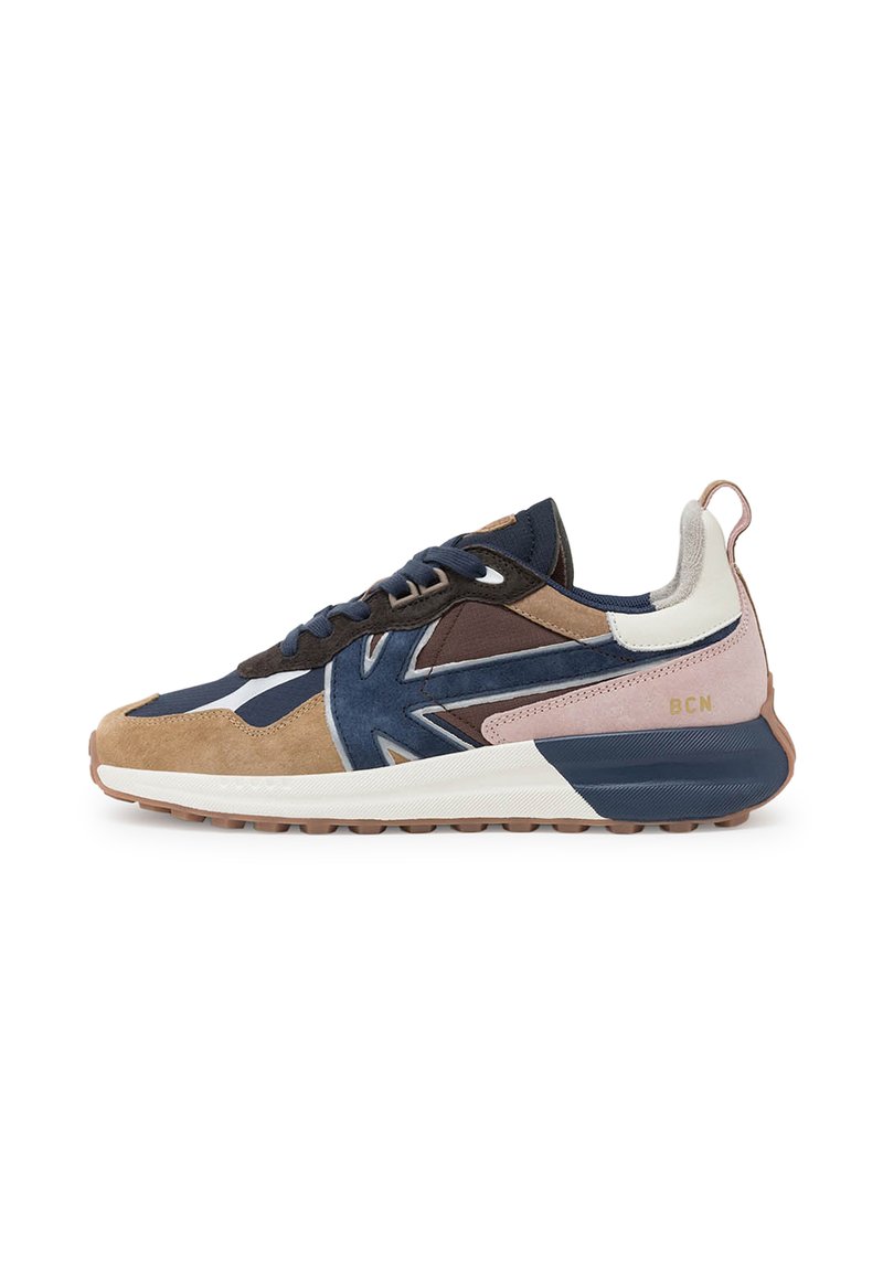 Sneakers sportive realizzati in una combinazione di suede e tessuto nei colori blu navy, marrone e rosa. Punta arrotondata, suola intermedia spessa bianca e suola in gomma testurizzata.