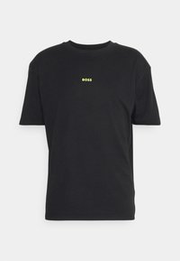 Svart bomulls-T-shirt, kortärmad, rund halsringning. Har en liten, fet, gul "BOSS"-logotyp centrerad på bröstet. Enkla designdetaljer.
