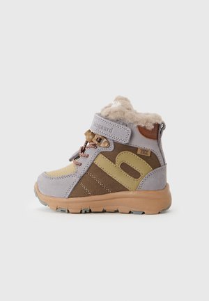 Kinderknöchelboot mit einem grauen und braunen Obermaterial, brauner Sohle, flauschigem Kragen und dekorativen Schnürsenkeln. Ausgestattet mit synthetischem Material und Gummiaußensohle.