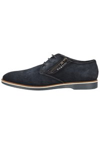 Chaussure pour homme en daim bleu foncé avec lacets, fermeture éclair latérale et semelle bordée de marron, estampillée "bugatti" sur le rabat de la fermeture éclair.