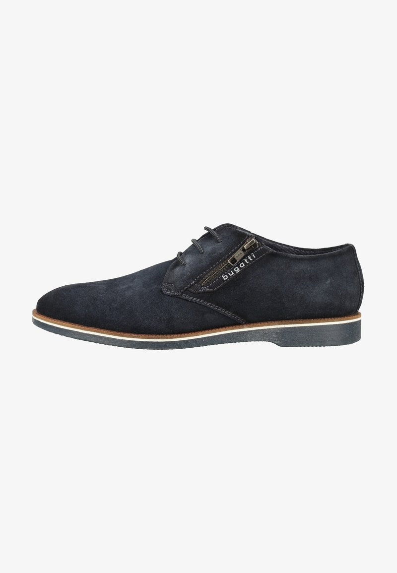 Chaussure pour homme en daim bleu foncé avec lacets, fermeture éclair latérale et semelle bordée de marron, estampillée "bugatti" sur le rabat de la fermeture éclair.