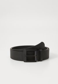 Cinturón de cuero negro con un acabado texturizado, que cuenta con una hebilla de metal negro mate. Bordes suaves y un diseño minimalista.