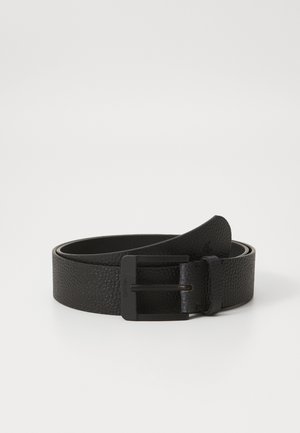 Cinto de couro preto com um acabamento texturizado, apresentando uma fivela de metal preto mate. Bordas suaves e um design minimalista.
