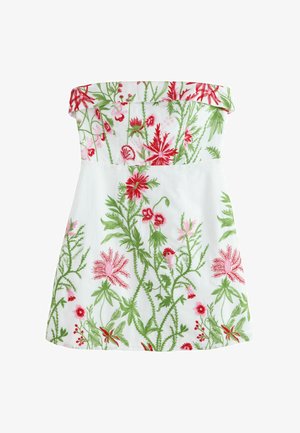 Robe blanche sans bretelles avec broderie florale rouge et rose et tiges feuillues vertes, avec corsage ajusté et jupe évasée.