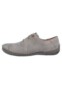 Scarpa in pelle grigia con punta arrotondata, dettagli cuciti e stringhe marroni. Presenta una superficie texturizzata e un marchio discreto di lato.
