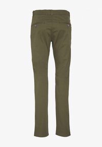 Olivgrön slim-fit byxor med två bakfickor med knäppning och bälteshällor, visade från baksidan på en vit bakgrund.