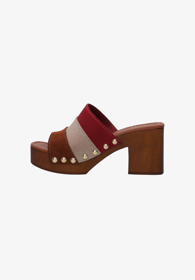 Mules à talons block multicolores comprenant des sections en suède tan, beige et bordeaux, ornées de clous dorés sur le côté.
