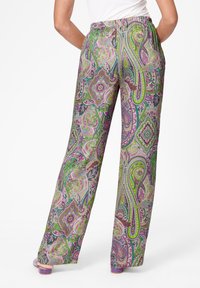 Patronen, wijde broek in een levendige paarse, groene en roze paisley design, gemaakt van lichte stof met een elastische tailleband.