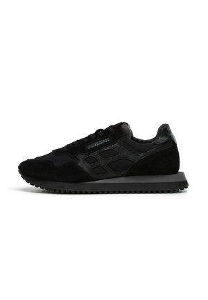 Czarny sportowy sneaker z panelami z zamszu i skóry, sznurowany z przodu, z fakturowaną gumową podeszwą, widziany z boku na białym tle.