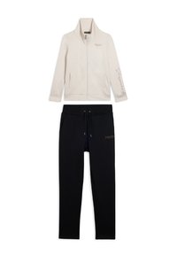 Giacca a zip crema con logo "FREDDY" e scritta sulla manica, abbinata a pantaloni neri con coulisse e logo "FREDDY" sulla coscia.