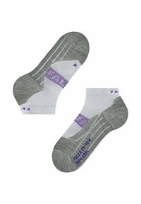 Calcetines de tobillo de mezcla de algodón en gris claro con acentos en gris oscuro. Presentan un diseño acanalado y una marca morada en los lados y las suelas.