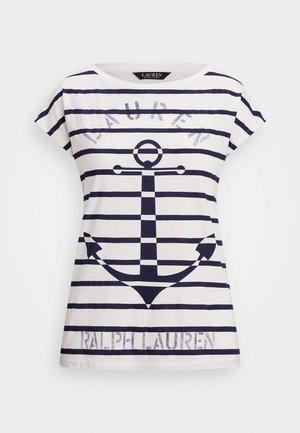 T-shirt bianco con righe orizzontali blu navy, dotata di una grafica centrale di un ancora e del testo "Ralph Lauren" in argento. Maniche corte, scollo rotondo.