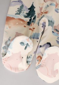 Pijama para bebé con pie en tela suave, con un diseño de bosque en acuarela multicolor con osos y árboles. Fondo claro, pies redondeados.