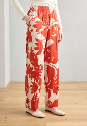 Marc O'Polo PANTS FLUENT JOGGER PLEAT DETAIL ELASTIC WAIST PRINTED - Trousers - dark orange
