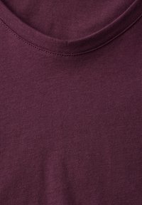 Bordeaux Baumwoll-T-Shirt mit Rundhalsausschnitt und feiner Rippstruktur, das eine glatte, einheitliche Optik und saubere Nähte aufweist.