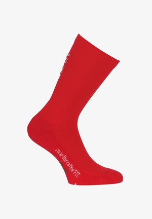 Rode kniekous gemaakt van ribbelmateriaal. Kenmerkt zich door witte tekst aan de zijkant en een versterkte teen. Soepele textuur en atletisch ontwerp.