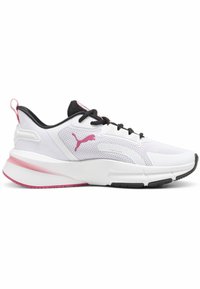 Zapatilla deportiva blanca con acentos negros, detalles en rosa, parte superior de malla, cordones negros y cuello acolchado. Cuenta con una suela texturizada para mayor agarre.