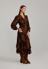 ANDIATA GISLA - Juhlamekko - black/apricot